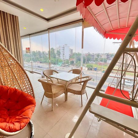 Hotel The Pearl Grand - Top Rated ! Most Awarded ! Parking ! Lift ! Luxury Rooms ! Best Selling Zirakpur Eksteriør bilde