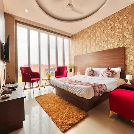 Hotel The Pearl Grand - Top Rated ! Most Awarded ! Parking ! Lift ! Luxury Rooms ! Best Selling Zirakpur Eksteriør bilde