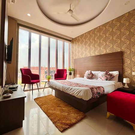 Hotel The Pearl Grand - Top Rated ! Most Awarded ! Parking ! Lift ! Luxury Rooms ! Best Selling Zirakpur Eksteriør bilde