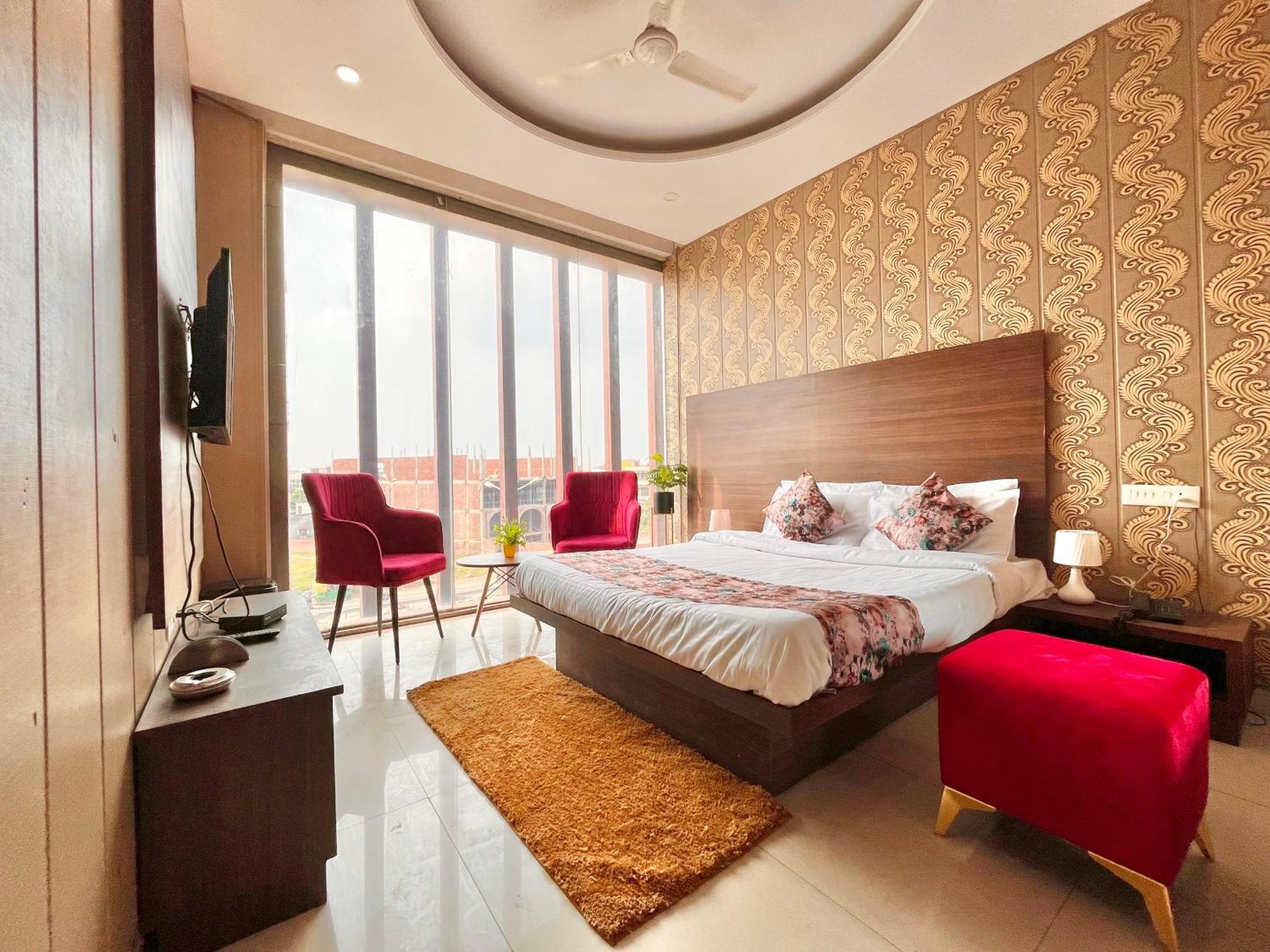 Hotel The Pearl Grand - Top Rated ! Most Awarded ! Parking ! Lift ! Luxury Rooms ! Best Selling Zirakpur Eksteriør bilde