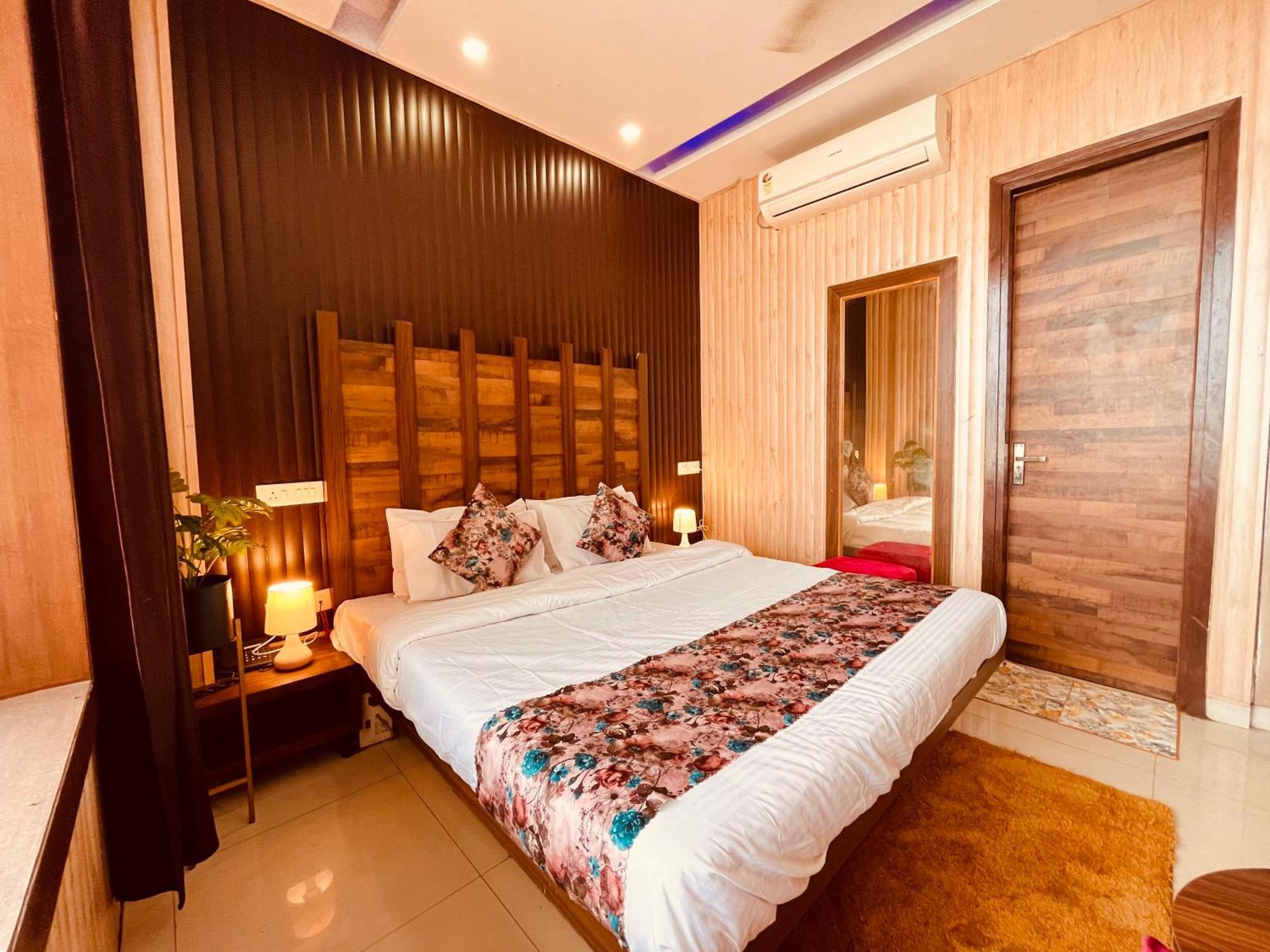Hotel The Pearl Grand - Top Rated ! Most Awarded ! Parking ! Lift ! Luxury Rooms ! Best Selling Zirakpur Eksteriør bilde