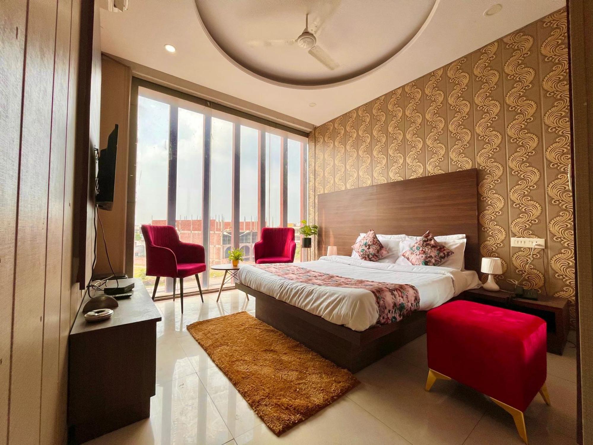 Hotel The Pearl Grand - Top Rated ! Most Awarded ! Parking ! Lift ! Luxury Rooms ! Best Selling Zirakpur Eksteriør bilde