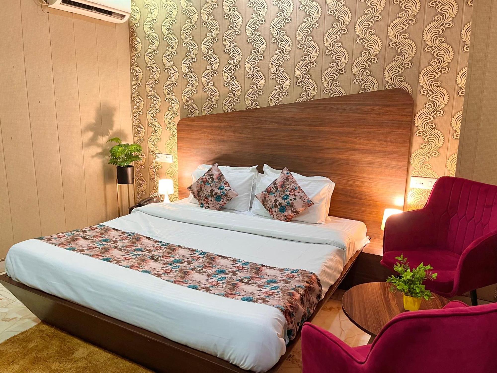 Hotel The Pearl Grand - Top Rated ! Most Awarded ! Parking ! Lift ! Luxury Rooms ! Best Selling Zirakpur Eksteriør bilde