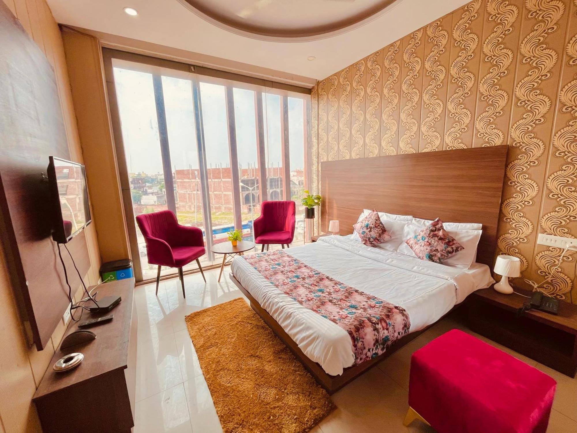 Hotel The Pearl Grand - Top Rated ! Most Awarded ! Parking ! Lift ! Luxury Rooms ! Best Selling Zirakpur Eksteriør bilde