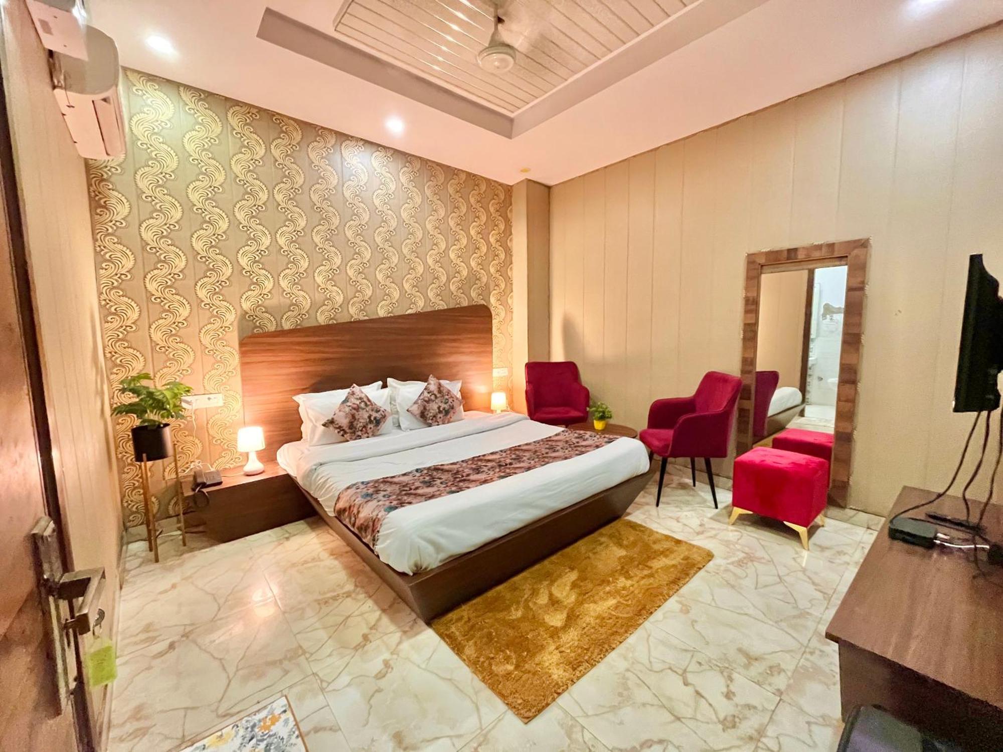 Hotel The Pearl Grand - Top Rated ! Most Awarded ! Parking ! Lift ! Luxury Rooms ! Best Selling Zirakpur Eksteriør bilde