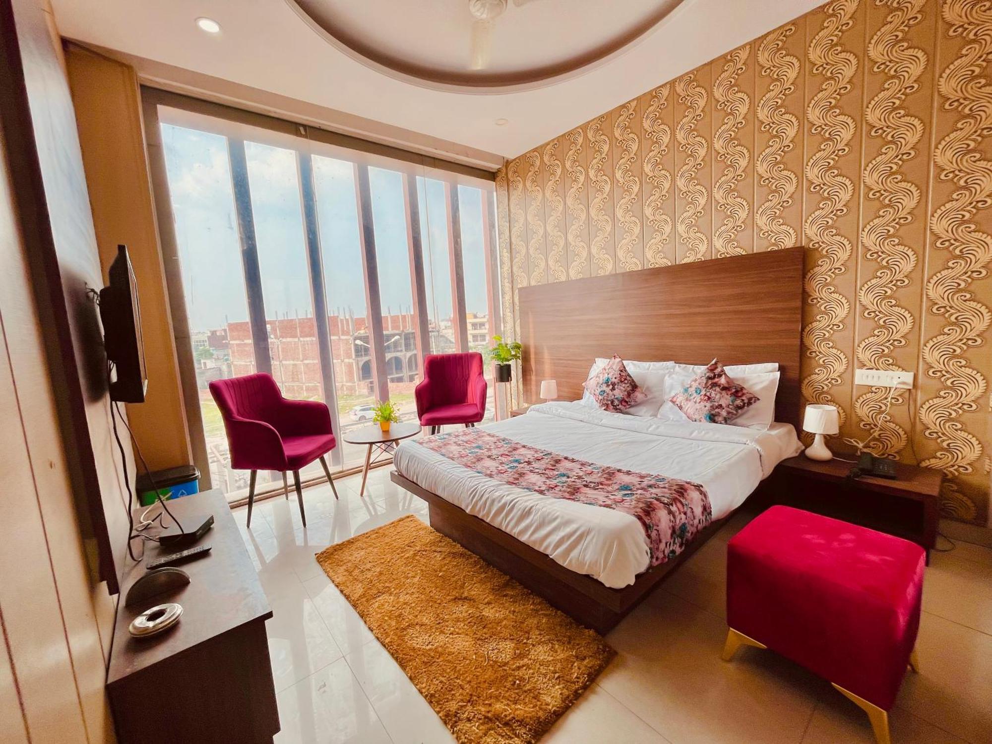 Hotel The Pearl Grand - Top Rated ! Most Awarded ! Parking ! Lift ! Luxury Rooms ! Best Selling Zirakpur Eksteriør bilde