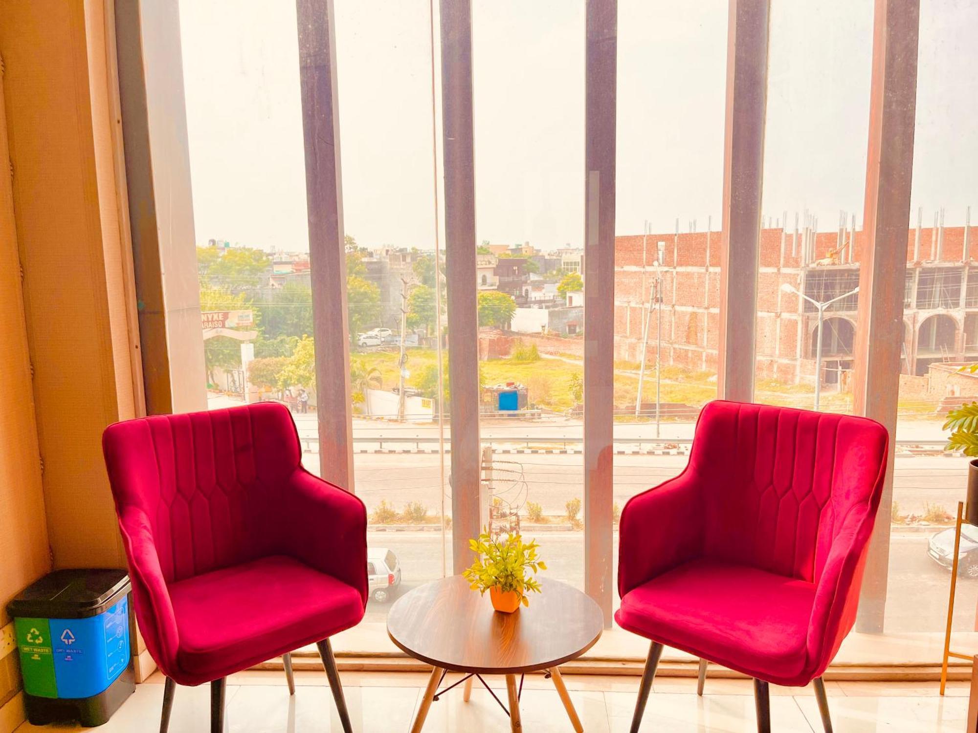Hotel The Pearl Grand - Top Rated ! Most Awarded ! Parking ! Lift ! Luxury Rooms ! Best Selling Zirakpur Eksteriør bilde