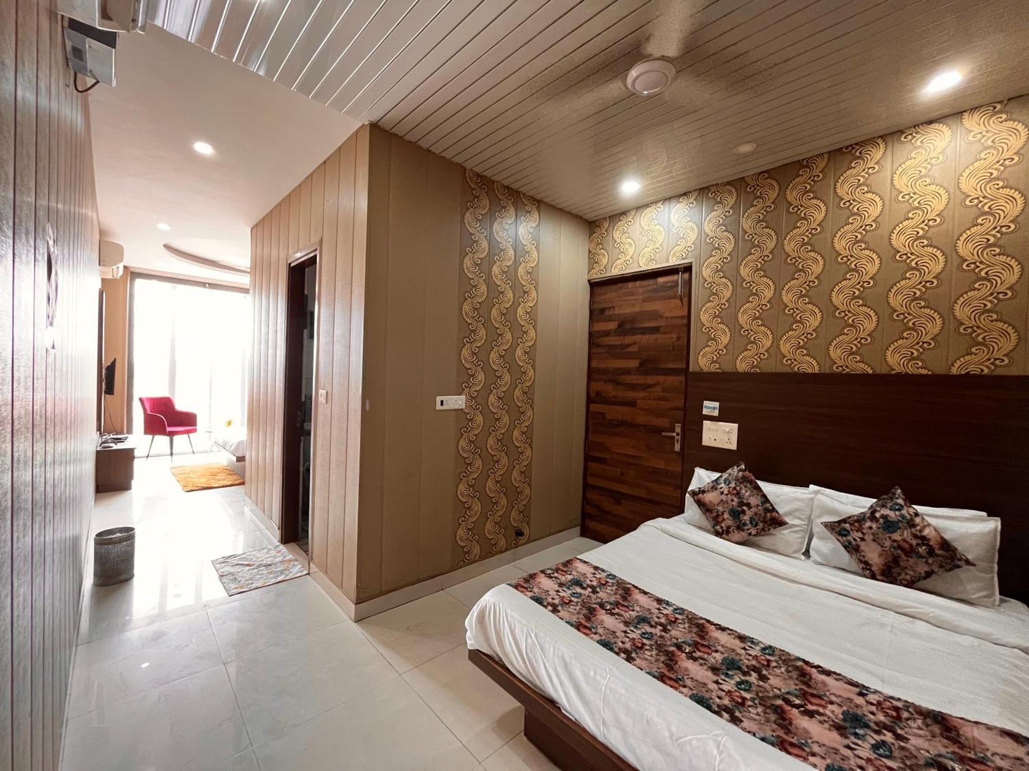 Hotel The Pearl Grand - Top Rated ! Most Awarded ! Parking ! Lift ! Luxury Rooms ! Best Selling Zirakpur Eksteriør bilde
